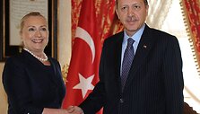 JAV valstybės sekretorė Hillary Clinton susitikimo metu su Turkijos premjeru Recepu Tayyipu Erdoganu