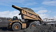 4000 AG &scaron;iam sunkvežimiui i&scaron; tiesų reikia &ndash; jis gali vežti net 363 tonas žaliavų. (Caterpillar nuotrauka)