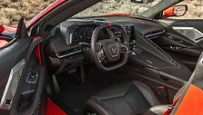 2020 Chevrolet Corvette Stingray salonas &ndash; įprastą tachometrą ir spidometrą pakeitė ekranas. (Gamintojo nuotrauka)