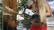 &bdquo;Femen&ldquo; aktyvistė nupjovė kryžių