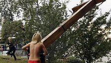 &bdquo;Femen&ldquo; aktyvistė nupjovė kryžių