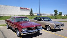 1964-ųjų ir 1966-ųjų Pontiac GTO modeliai. (Greg Gjerdingen, Wikimedia(CC BY 2.0)