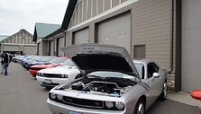 Dodge Challenger įvairiuose savininkų susitikimuose dažnai stovi pakeltu kapotu. (Greg Gjerdingen, Wikimedia(CC BY 2.0)