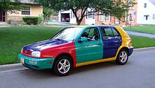 Volkswagen Golf Harlekin nebuvo toks populiarus kaip toks spalvotas Polo, todėl &scaron;iandien yra labai retas. (Analogue Kid, Wikimedia(CC BY-SA 3.0)
