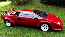 Countach ir taip buvo labai neaerodinami&scaron;kas automobilis &ndash; spoileris jam tik dar labiau trukdė. (Palauenc05, Wikimedia(CC BY-SA 4.0)