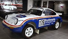 Ren&eacute; Metge ir Dominique&rsquo;o Lemoyne&rsquo;o Porsche 911, nugalėjęs 1984-ųjų Dakaro ralyje. (bjmullan, Wikimedia(CC BY-SA 2.5)
