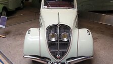 Peugeot 402 su gražiai už grotelių paslėptais žibintais. (Alf van Beem, Wikimedia)
