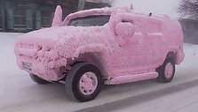 Rožinis &bdquo;Hummer&ldquo;: kas nutinka, kai plauni automobilį spiginančiame &scaron;altyje
