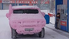 Rožinis &bdquo;Hummer&ldquo;: kas nutinka, kai plauni automobilį spiginančiame &scaron;altyje