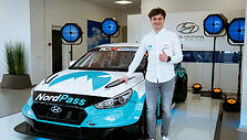 Lenktynininkas Jonas Karklys pristatė naują žiedinių lenktynių automobilį &bdquo;Hyundai i30N TCR&ldquo;