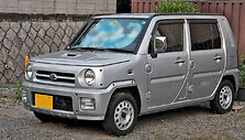 Priekinės ir galinės Daihatsu Naked durelės buvo prakti&scaron;kai identi&scaron;kos. (Tennen-Gas, Wikimedia(CC BY-SA 3.0)
