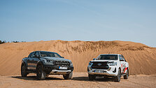Smėlynuose susitiko &bdquo;Ford Ranger Raptor&ldquo; ir &bdquo;Toyota Hilux&ldquo;: pana&scaron;ūs ir kartu labai skirtingi