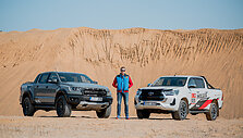 Smėlynuose susitiko &bdquo;Ford Ranger Raptor&ldquo; ir &bdquo;Toyota Hilux&ldquo;: pana&scaron;ūs ir kartu labai skirtingi