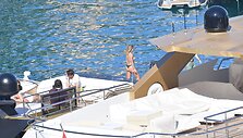 Formulės 1 Monaco Grand Prix žiūrovai stebi lenktynes ir tribūnose ir i&scaron; prabangių jachtų
