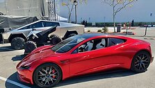 &bdquo;Tesla Roadster&ldquo; &scaron;alia kitų kompanijos projektų &copy;Steve Jurvetson (CC BY 2.0) | commons.wikimedia.org