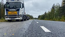 Dėl stambaus gabaritų krovinių i&scaron;ardomi net kelio ženklai