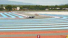 Saugumo zonos Paul Ricard trasoje yra dryžuotos &ndash; tie dryžiai yra skirtingo &scaron;iurk&scaron;tumo asfalto ruožai. (Baptiste vialatte, Wikimedia (CC BY-SA 3.0)