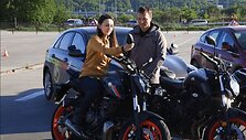 Solveiga Dambrauskaitė-Bakutienė su &bdquo;ARV-Auto&ldquo; vairavimo instruktoriumi Edvardu Vanagu.