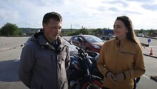 Solveiga Dambrauskaitė-Bakutienė su &bdquo;ARV-Auto&ldquo; vairavimo instruktoriumi Edvardu Vanagu.