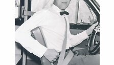Nilsas Bohlinas demonstruoja trijų ta&scaron;kų saugos diržą 1959 metais. (Volvo nuotrauka)