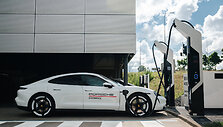 &bdquo;Porsche&ldquo; greitojo įkrovimo stotelė Vilniuje