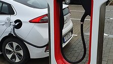 &bdquo;Tesla Supercharger&ldquo; stotelė Kaune, 100 proc. elektrinis