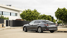 Atnaujintas &bdquo;Lexus ES 300h&ldquo;