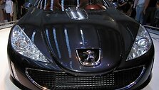 Peugeot 907 turėjo permatomą įsiurbimo kolektorių, kuris ky&scaron;ojo per angą kapote. (LSDSL, Wikimedia(CC BY-SA 3.0)