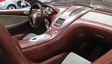 Peugeot 907 salonas buvo i&scaron;dailintas tamsiai raudonos spalvos oda, &scaron;viesia Alcantara, aliuminio ir egzoti&scaron;kos medienos detalėmis. (Arnaud 25, Wikimedia(CC BY-SA 4.0)