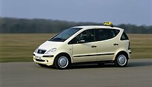Mercedes-Benz A-Klasse tapo populiariu taksi automobiliu. Jį taip pat pamėgo ir vyresni vairuotojai. (Gamintojo nuotrauka)