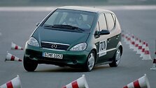 Vėliau Mercedes-Benz naudojo W 168 savo stabilumo ir saugumo demonstracijoms &ndash; po pirminio skandalo A Klasės hečbekas taip lengvai nebevirto. (Gamintojo nuotrauka)