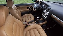 406 Coup&eacute; salonas yra ne toks itali&scaron;kas, bet dizainą pirkėjai galėjo pagyvinti kokybi&scaron;ka oda. (Gamintojo nuotrauka)