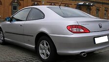 Peugeot 406 Coup&eacute; neturi negražios pusės. Už durelių matomas Pininfarina logotipas. (328cia, Wikimedia)