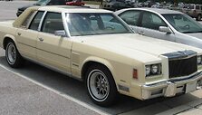 1981-iųjų Chrysler New Yorker. Pamink&scaron;tintu vinilu ampmu&scaron;ta tik galinė stogo dalis. (Wikimedia)
