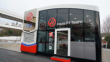 Formulės 1 &bdquo;Haas&ldquo; komandos automobiliai neteko Rusijos vėliavos spalvų