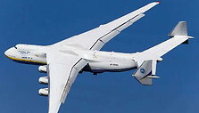 An-225 buvo sukurtas kroviniams ant stogo gabenti, todėl turėjo ypatingos formos uodegą. (mark steven, Wikimedia(CC BY-SA 3.0)