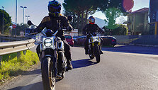 Į Italiją pas Karolį Mieliauską atvyko motociklininkė ir keliautoja Jurgita Žukauskaitė 