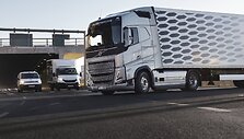 &bdquo;Volvo&ldquo; sunkvežimis su pėsčiųjų ir dviratininkų apsaugos sistema - 1
