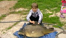 Alos sūnus su karpiu (16,8 kg).