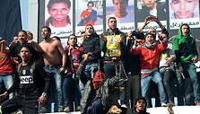 Egipto futbolo klubo "Al-Ahly" fanai Kaire prie suimtųjų plakatų 