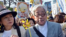 Nobelio laureatas ra&scaron;ytojas Kenzaburo Oe protesto demonstracijoje