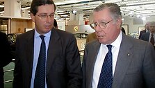 Sergio Pininfarina (de&scaron;inėje) su sūnumi Andrea (1998 m.)