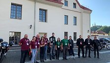 VSAT pareigūnai i&scaron; Vilniaus pasienio rinktinės, Aviacijos valdybos, Pasieniečių mokyklos ir kolegomis i&scaron; policijos startavo į intelektualų pažinimo ralį. Juos i&scaron;lydėjo kunigas Algirdas Toliatas.