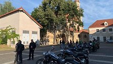 VSAT pareigūnai i&scaron; Vilniaus pasienio rinktinės, Aviacijos valdybos, Pasieniečių mokyklos ir kolegomis i&scaron; policijos startavo į intelektualų pažinimo ralį. Juos i&scaron;lydėjo kunigas Algirdas Toliatas.