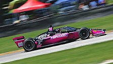 IndyCar 2022 metais. Lenktynininkų galvas saugo ir plastiko gaubtas, ir Halo saugos lankai. (Arturo Hurtado, Wikimedia(CC BY 2.0)