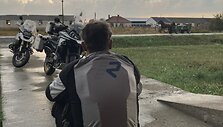 Keliautojas Karolis Mieliauskas motociklu i&scaron;važiavo į vietą, kur baigiasi žemė