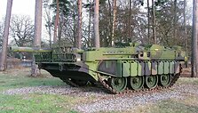 Strv 103 muziejuje. Apačioje matote nuleidžiamą buldozerio peilį. (Mats Persson, Wikimedia(CC BY-SA 3.0)