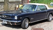 1965-ųjų Ford Mustang kabrioletas. 65-ųjų Mustang&rsquo;ai gaminti ir 1964 metais. (MercurySable99, Wikimedia (CC BY-SA 4.0)