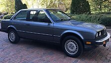 1984-ųjų BMW E30 Memfyje. Tuomet bamperių taisyklės jau buvo &scaron;iek tiek &scaron;velnesnės. (Bretbmorgan, Wikimedia (CC BY-SA 4.0)