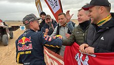 Rokas Baciu&scaron;ka Dakaro SS8 fini&scaron;e sirgalių pasitiktas dainomis